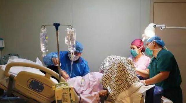 全家|45岁高龄妈妈生二胎,23岁儿子举手赞成,孩子出生之后全家沉默了