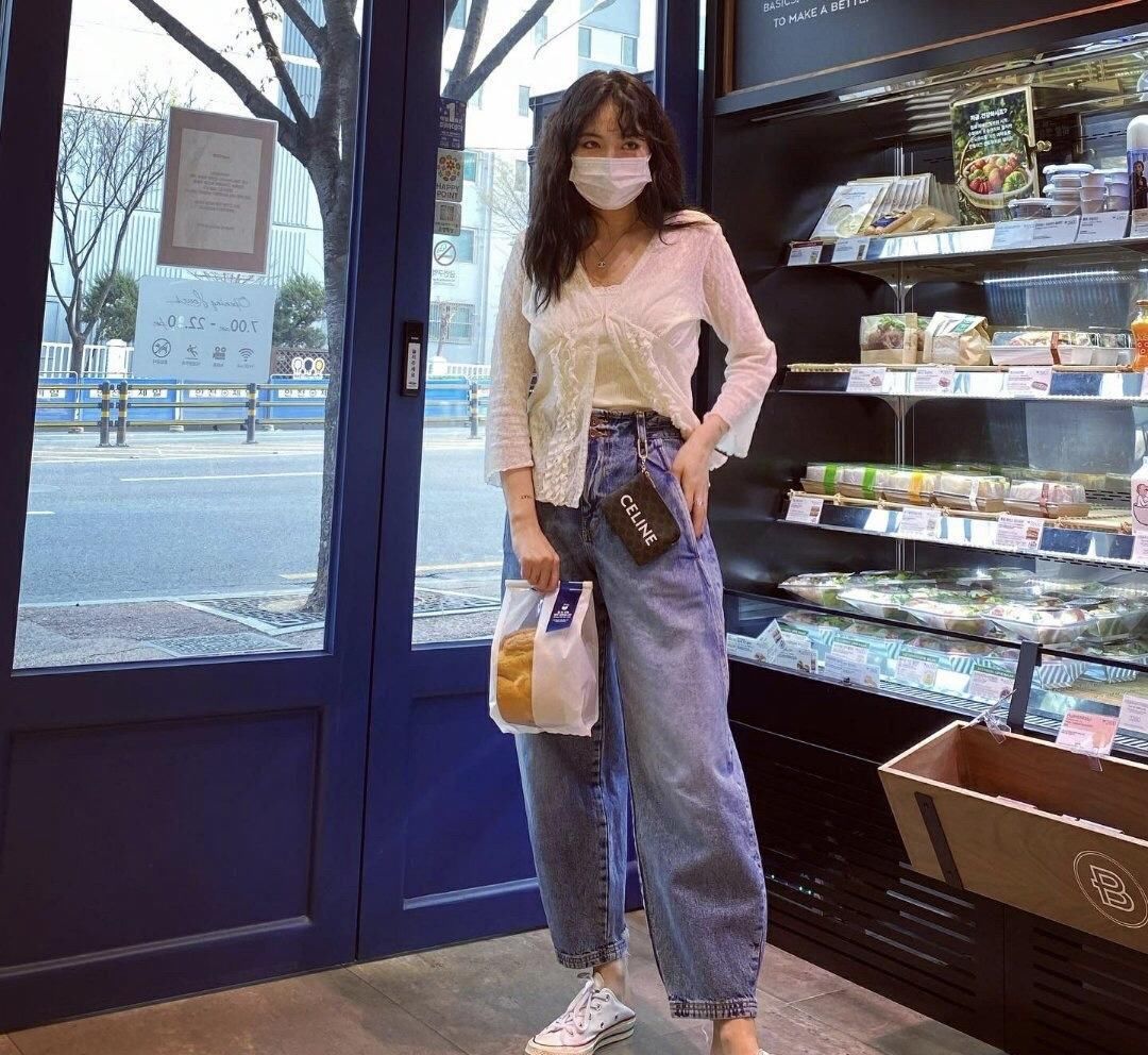 小姐姐|泫雅又飒又美，穿白色背心配高腰的牛仔裤，身材比例出众，真吸睛