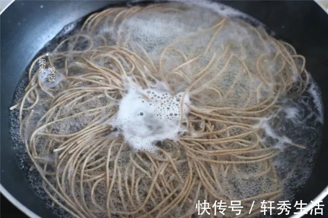 面条|七月天热，做饭就做简单的，一煮一拌特清爽，午餐晚餐都合适