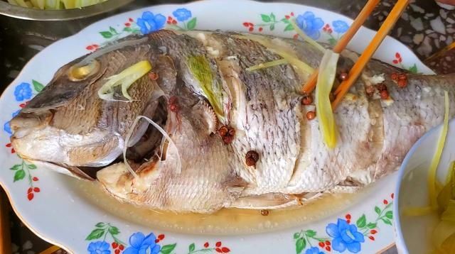 清蒸鱼时,很多人第一步就错了,难怪腥味重不入味,教你正确做法