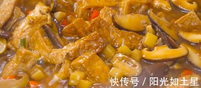 香菇炖豆腐越炖越香，出锅满屋飘香，好吃又下饭，比吃肉还过瘾！