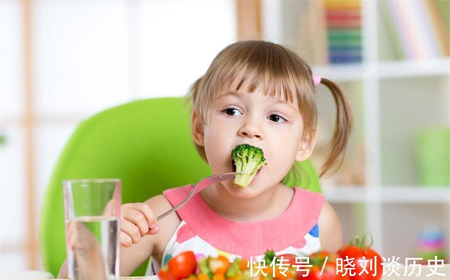 性格|孩子不爱主动打招呼？父母不妨理智对待，从两个方面进行引导