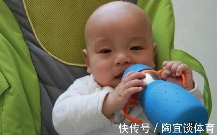 小红|给孩子喝水有讲究,这三个时间点不要给孩子喝水,影响健康