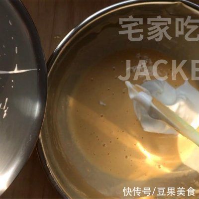 香蕉古早蛋糕，香甜松软，满室飘香，口感如棉花般的轻柔，超好吃