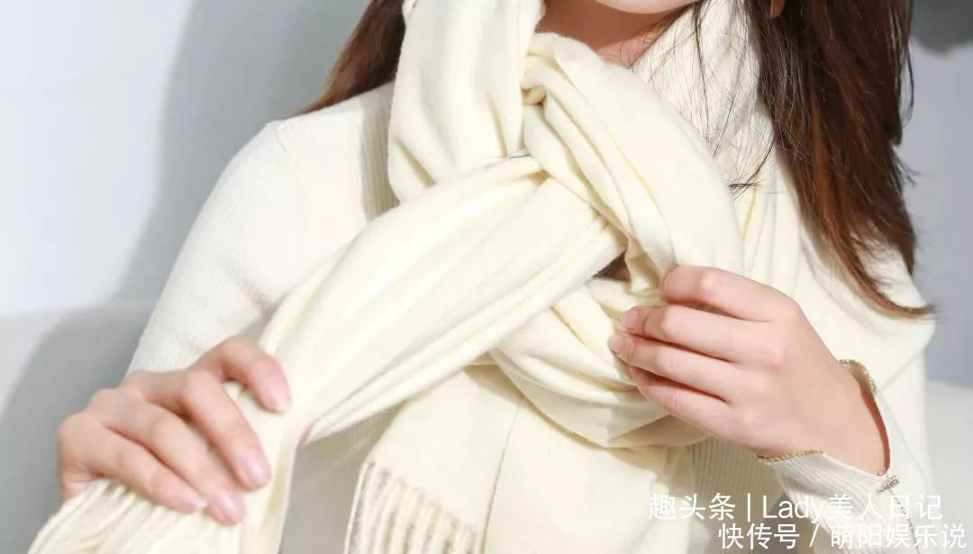 穿大衣怎样系围巾这样搭配比别人高级10条街,太有贵妇范了