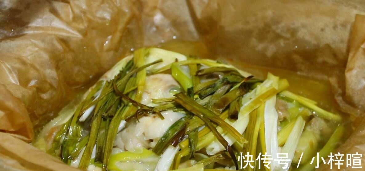葱油鸡|用烤箱做的纸包葱油鸡，比红烧鸡还香，做法太简单了