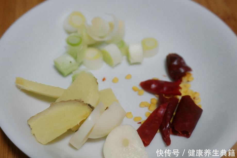 适合|白菜炖豆腐时,学会这1个做法,越炖越香越入味,秋天适合多吃