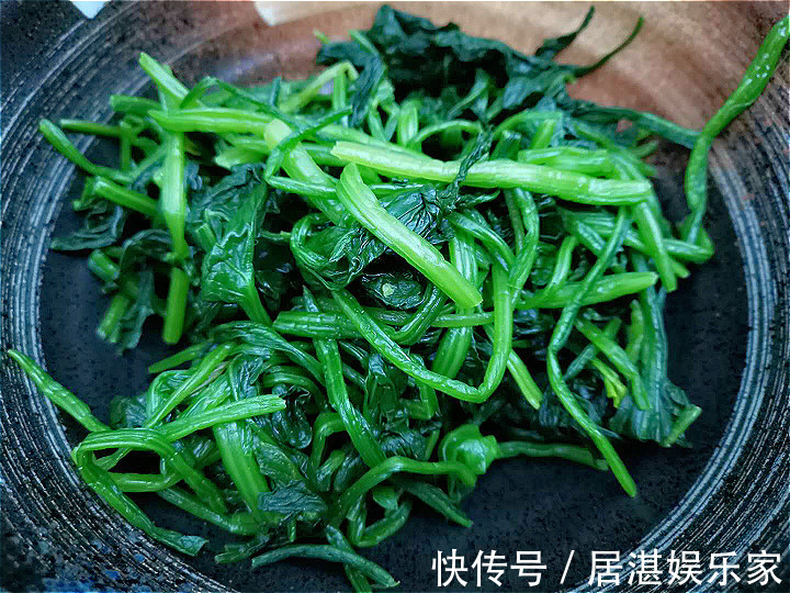 入味|做凉拌菠菜时,直接焯水是大错!多加这1步,菠菜更翠绿,更入味