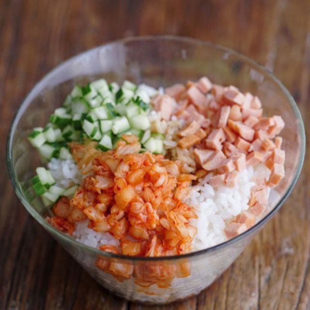 剩米饭别再炒了,试试这样做,比蛋炒饭好吃一百倍