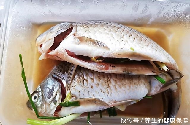 鱼汤不要直接炖,多加一个步骤,鱼汤像牛奶一样白