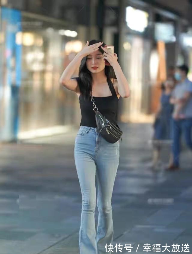 牛仔裤 挂脖衫配喇叭牛仔裤，你就是街上最美的风景，靓丽显身材！