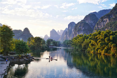 最能代表桂林山水的旅游景点，造型奇特，岩洞里居然全是三花酒