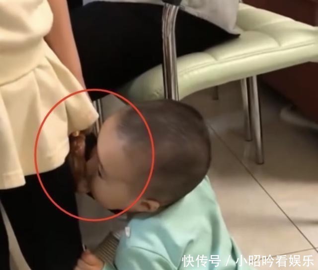 大宝|弟弟见姐姐看电视入迷,趁机偷吃她手中鸡腿,被发现后表情萌翻