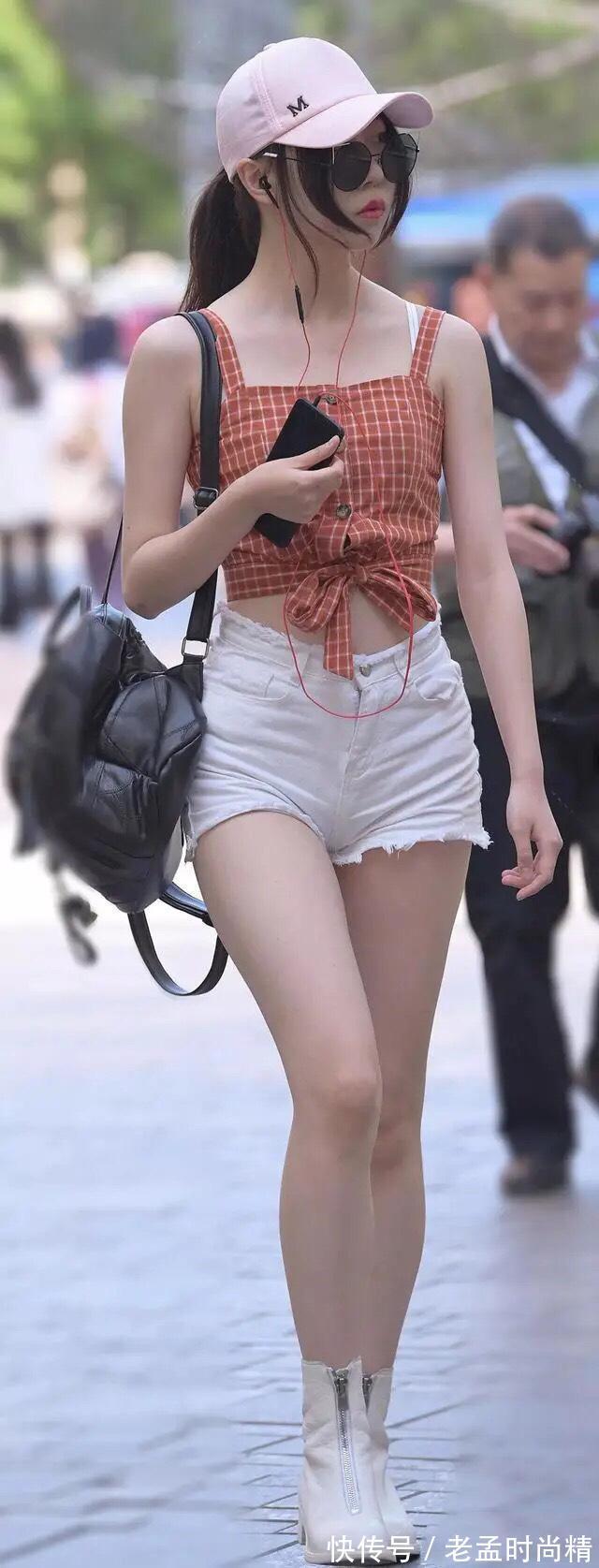 穿搭 吊带背心搭配白色牛仔短裤,青春活力,减龄又少女感十足!