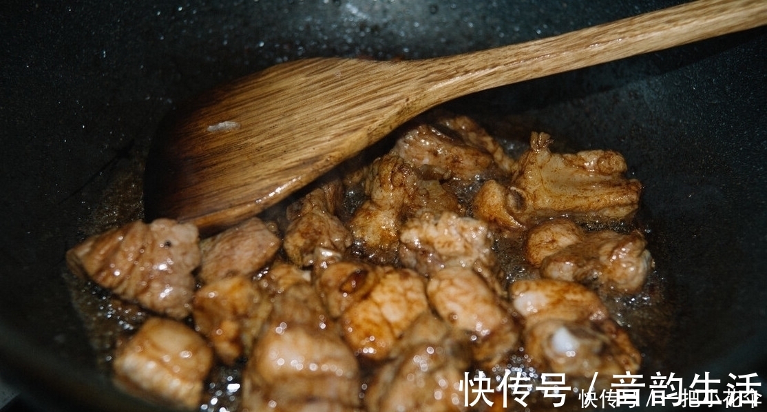 做糖醋排骨时,多加这一味食材,味道酸甜可口,更好吃了