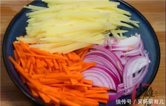 营养|粉条里打2个鸡蛋，从没见过这做法，操作实在太厉害，营养又美味
