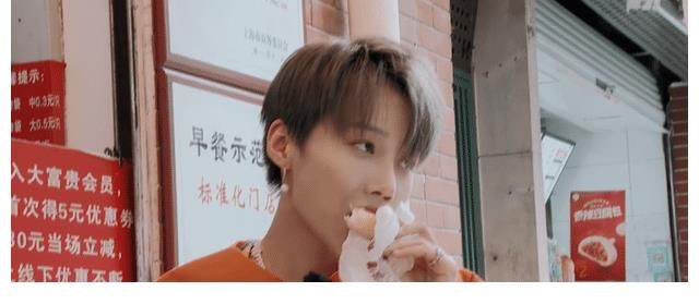 爆款|《打卡吧吃貨團》官宣，劉雨昕楊迪加盟，純粹美食節目，或成爆款