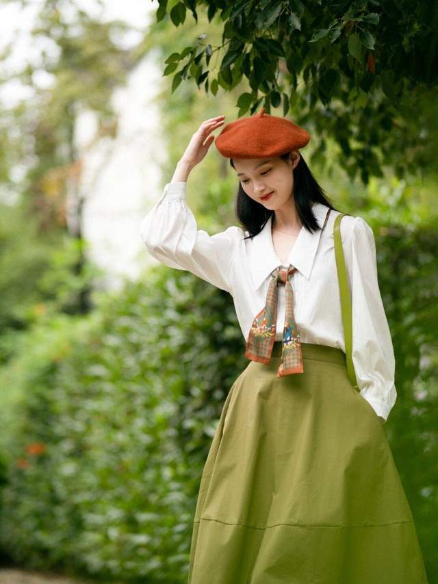 衬衫|秋天怎么穿才高级洋气,红色衬衫+牛仔裤,基础款搭配也漂亮大方