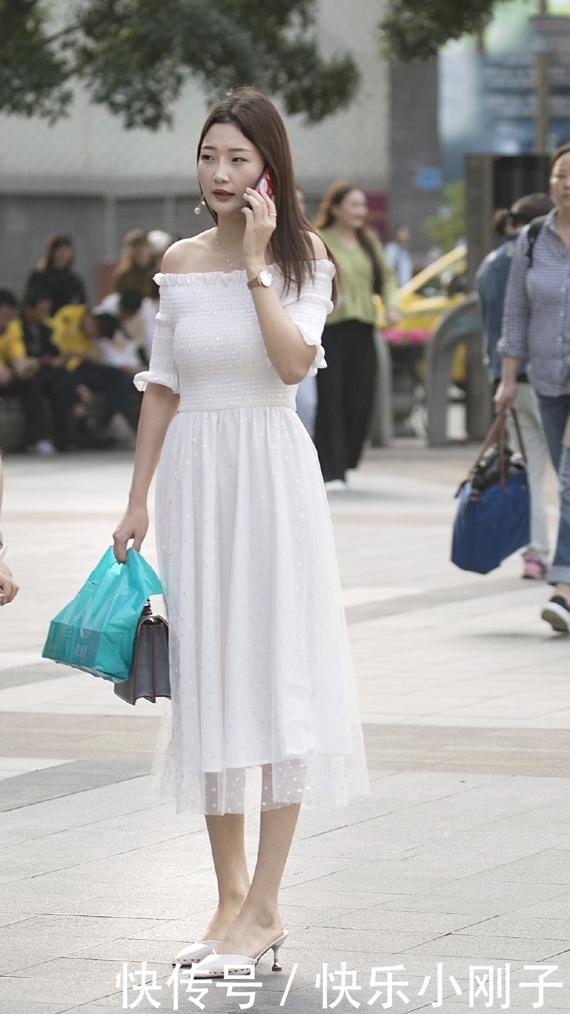 穿连衣裙的美女,搭配高跟鞋,气质优雅穿出轻盈感