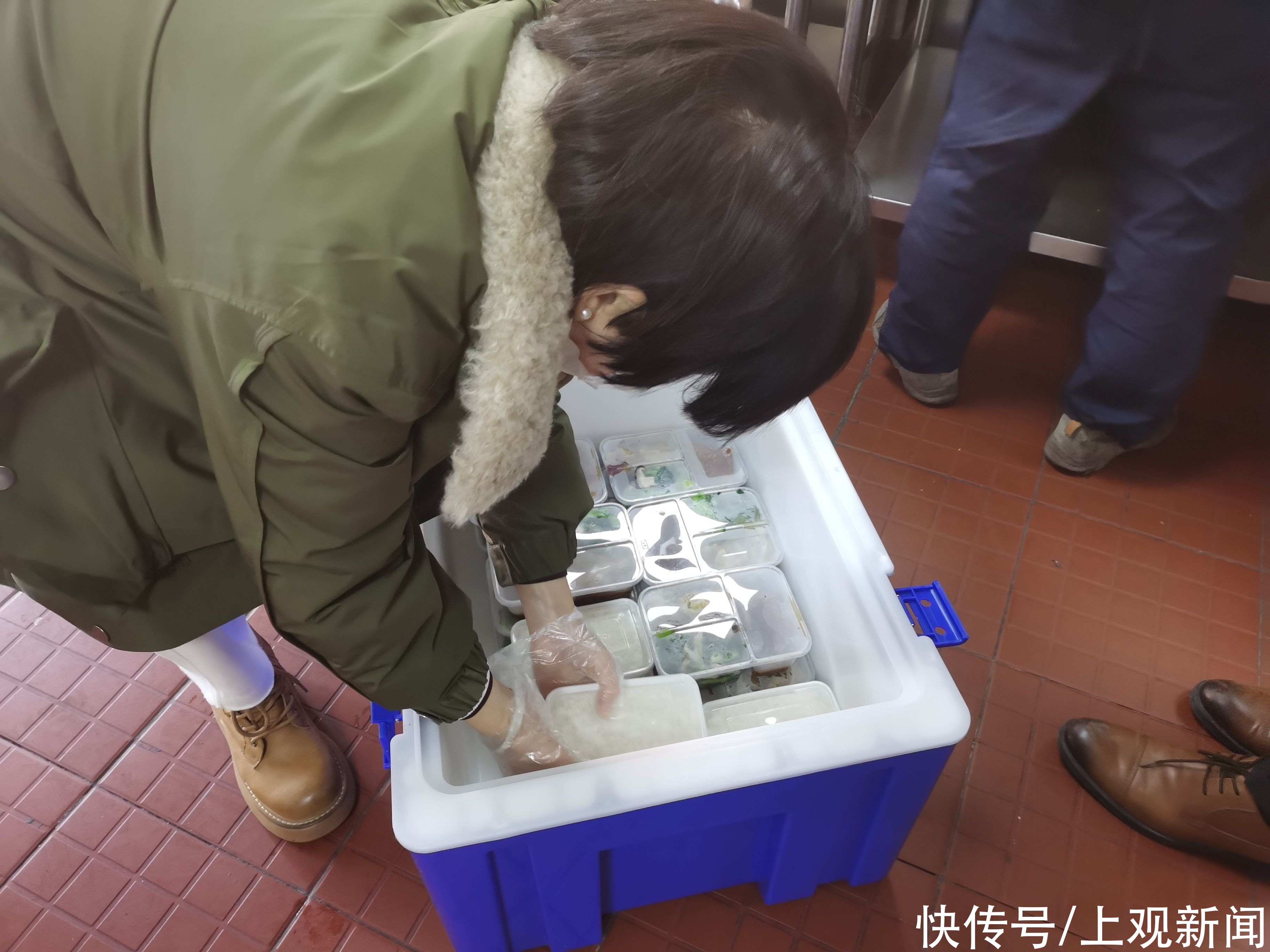 两荤一素,最低6元,可堂食也可“外卖”,松江这里的老人按时吃上热乎饭菜