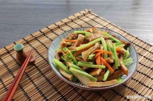 芹菜和它是绝配，好吃又开胃，宁可不吃肉也要吃它，过瘾极了