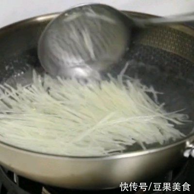  土豆丝|在家做酸辣土豆丝，这样制作才好吃！，比买的更好吃