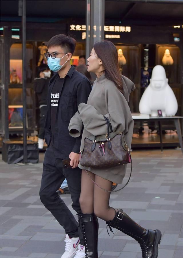 精致 黑色丝袜搭配长靴,还是选择高跟款式,更好衬托身材