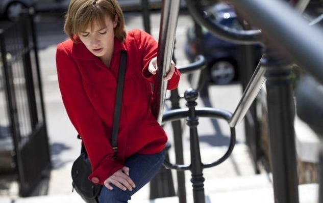 疼痛|50岁大姐双腿疼痛难行走，查出宫颈癌晚期！这些癌前症状你要知道