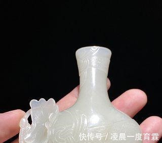 和田玉!清中期 和田玉籽料 白玉雕 持莲童子 包袱瓶