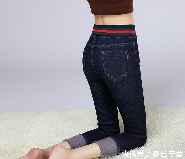 女人漂亮就别乱穿搭了,学我小姨这样穿牛仔裤,修身更时尚