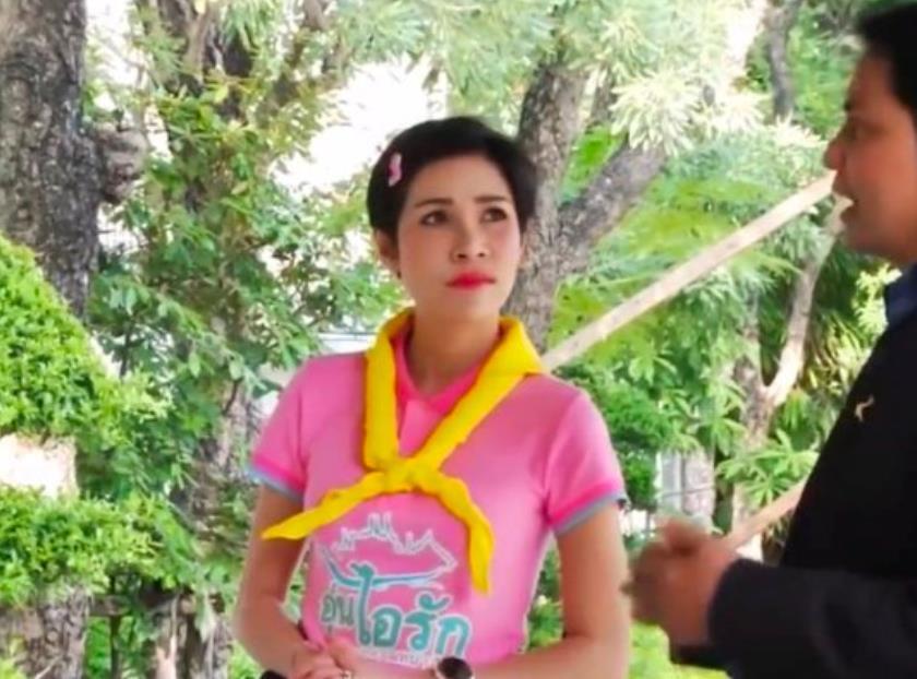 育坤|诗妮娜找到新靠山,佩戴原配红宝石项链炫耀,成功融入育坤家族