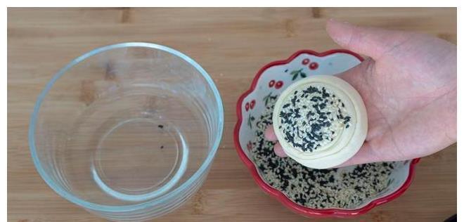 芝麻烧饼|最好吃的芝麻烧饼做法,不用烤箱,一次成型,咬一口掉一地渣,香