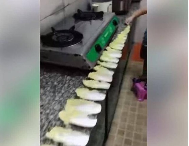 妈妈|小男孩帮妈妈做家务剥大白菜，看到成品妈妈瞬间笑喷了