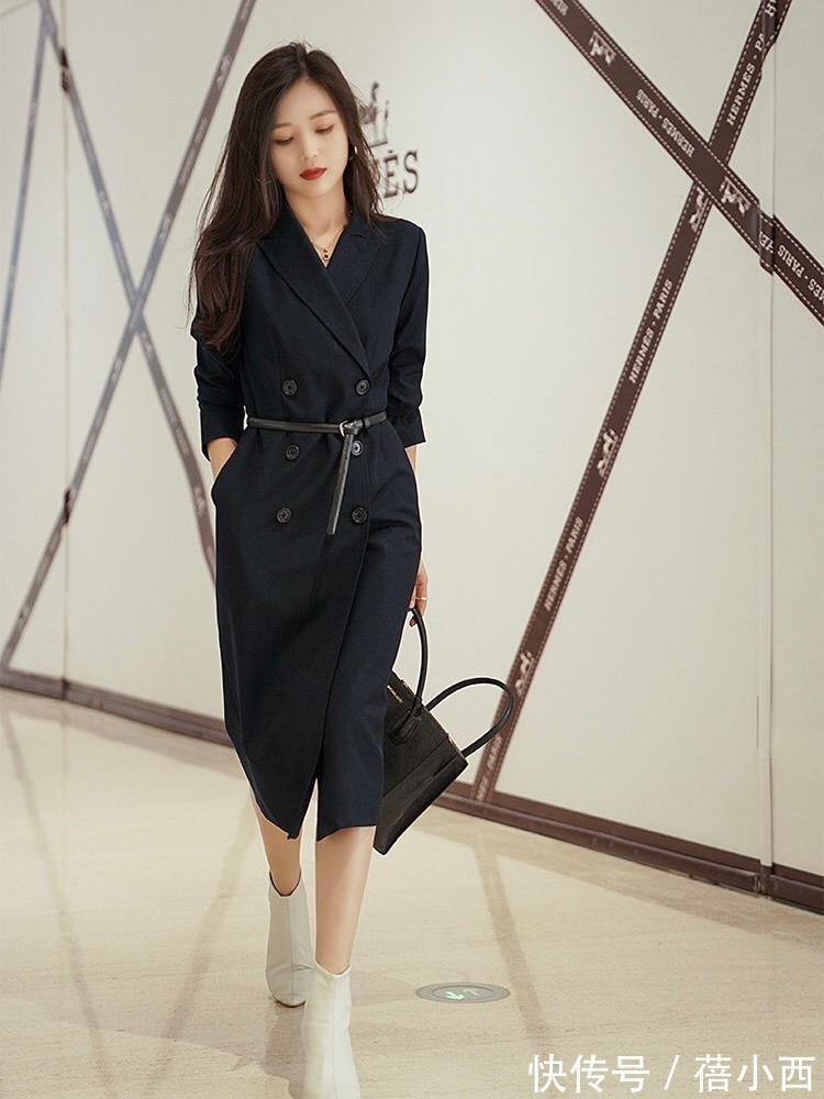 穿搭|秋天建议中年女性多穿“风衣”,搭配阔腿裤、半身裙,显瘦又显高