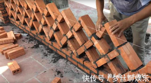 水泥|家里剩2车红砖,老爸就砌了个院墙,一格一格镂空通风全村第一家