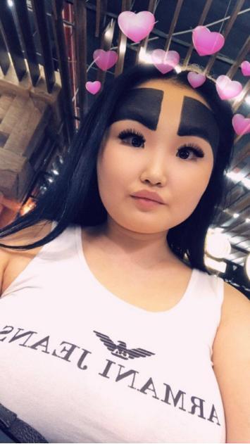 多年前迷恋上“粗眉”的女孩,宽度占满大半个额头,如今怎么样了