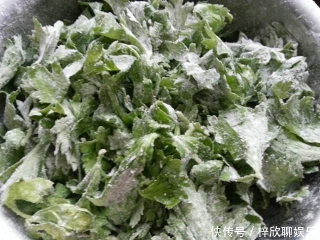 吃芹菜不要丢芹菜叶,蒸一蒸,连吃3天,排毒通便、大肚子变小