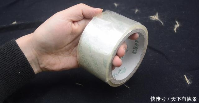 小动作|衣服粘毛不用买滚刷,教你一个小技巧,轻松去除毛絮,省钱又省事