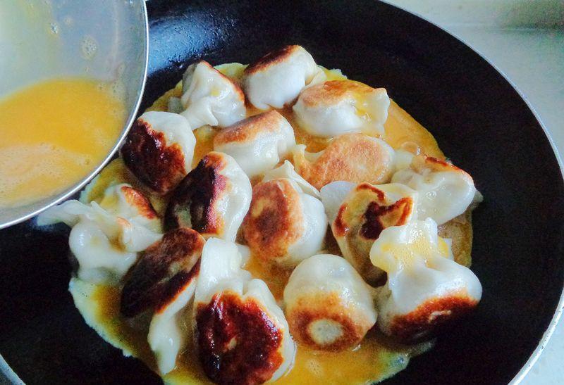 我家冬天早餐，鸡蛋煎饺配豆浆，十几分钟搞定，好吃又暖和