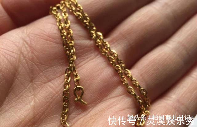 分离焦虑症|宝宝扯断幼儿园老师“金项链”,妈妈的处理方法被称赞:情商真高