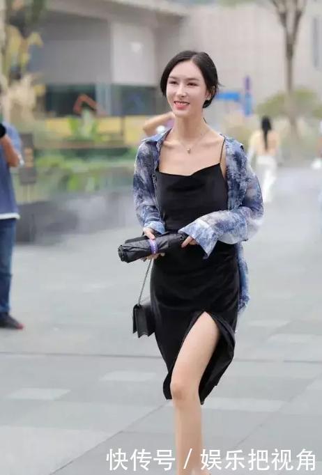 吊带|开叉吊带+雪纺衫,展现街头美女的慵懒穿搭,性感时尚又调皮可爱