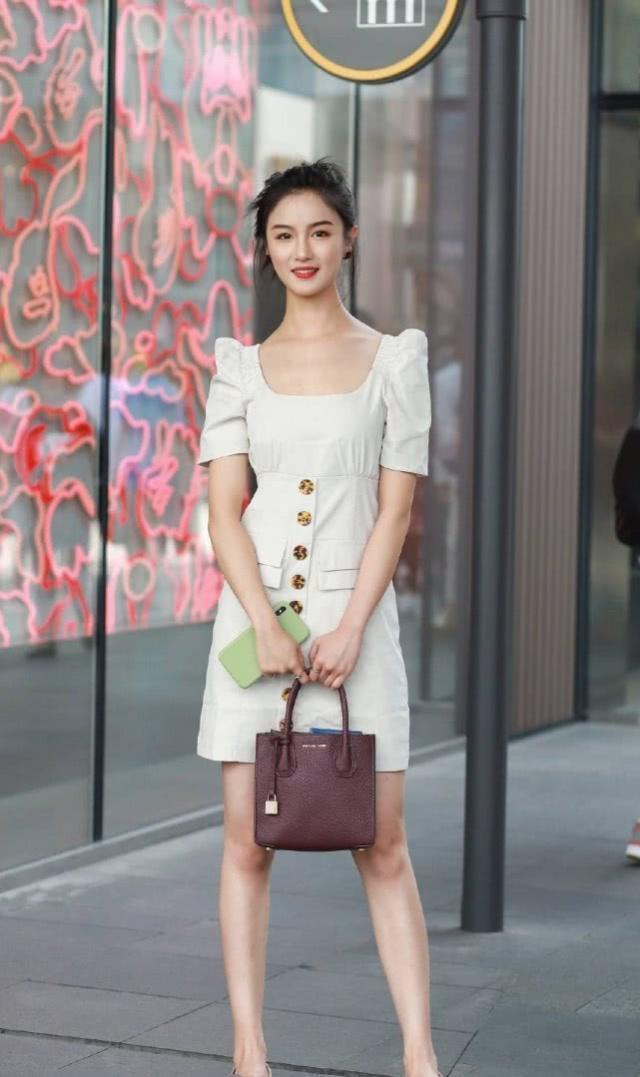 连衣裙|身材苗条的短发美女,红色连衣裙时尚精巧,有着让人眼前一亮的感觉