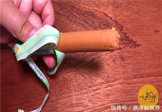 才知道,火腿肠铝环下藏个“小机关”,轻轻一扯就撕开,太实用了