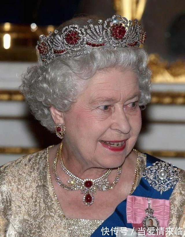 耳环 新年就是要红!王室红宝石珠宝看起来!