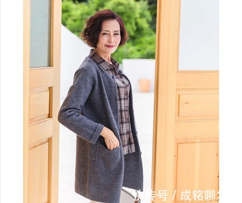 妈妈辈|这才是五十岁妈妈辈该有的装扮,端庄大气显年轻,优雅保暖又舒适