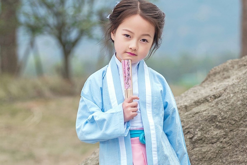 衣服|奶奶送孙女去幼儿园,孩子的打扮“引热议”,网友:走错地方了吧