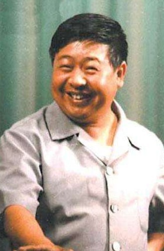 墓地!看完马东父亲的墓地,再看陈佩斯父亲的墓地,墓碑各有特点