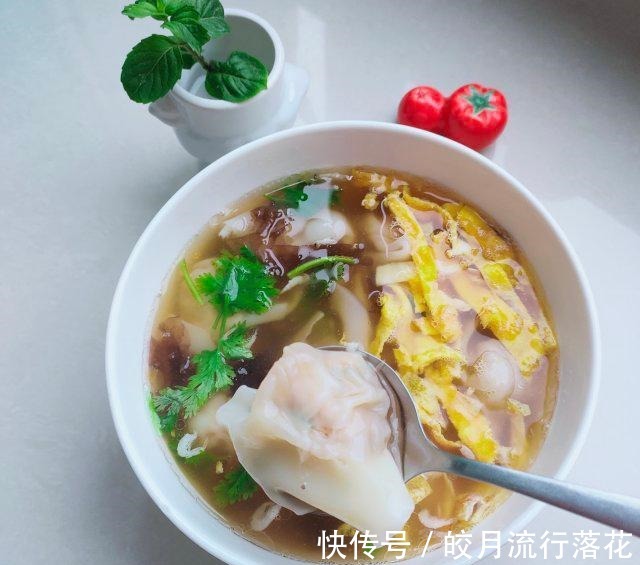 馄饨|紫菜酸汤馄饨，汤鲜味美，美味早餐！