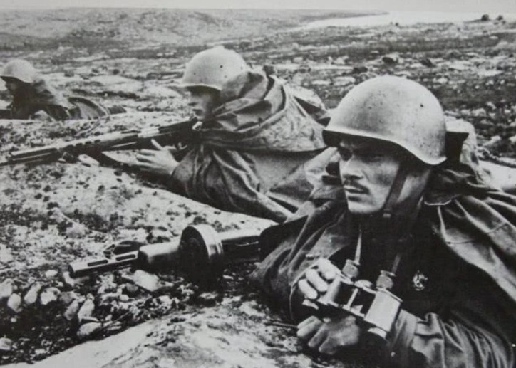 披风|二战时苏联士兵为什么喜欢穿披风？难道想耍帅？别傻了！这东西的作用大着呢