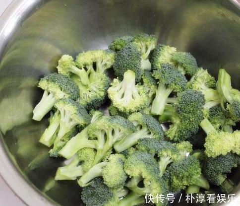 将西兰花放|吃西兰花不要再焯水,只需这一招,颜色翠绿,味道爽脆,营养好吃
